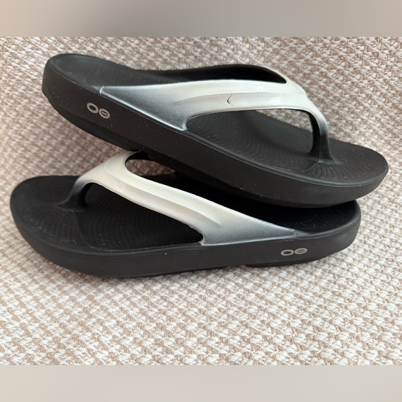 OOFOS Black and White Sandals - Picture 3 of 5